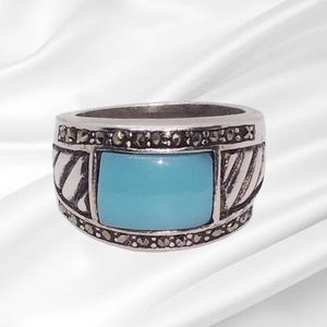 🌲10/$20. Silver Ring with Faux Turquoise Stone. Size 7
